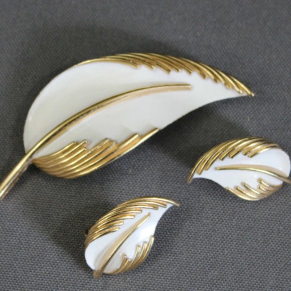 VTG Trifari gold and white leaf brooch and earrings set clip on 1960s signed - Picture 8 of 8